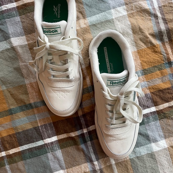 Reebok (7.5 US) Women's Club Memt Sneakers - Picture 13 of 13